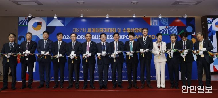 진교훈 서울 강서구청장(왼쪽 일곱 번째)이 31일(화) 코엑스 마곡에서 ‘한국 비즈니스 엑스포 강서’와 연계해 열린 ‘전시·수출 상담회’ 개막식에 참석해 내빈들과 테이프 커팅을 하고 있다.