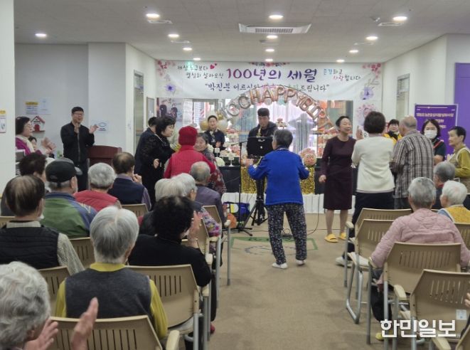 영동군립 치매전담요양원, 100세 입소자 위한 뜻깊은 생신잔치 개최