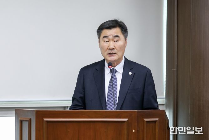 안산시의회 유재수 의원이 지난달 24일 제1상임위원실에서 열린 제302회 임시회 문화복지위원회에서 자신이 대표 발의한 ‘안산시 성인 문자해득교육 지원에 관한 조례 전부개정조례안’에 대해 설명하고 있다.