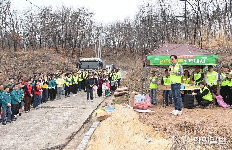 경북교육청, 산불 피해 지역에서 식목 행사 개최(제81회 식목일 앞두고 생태계 복구와 환경 보전 의식 되새겨)(인사말하고 있는 임종식 교육감)