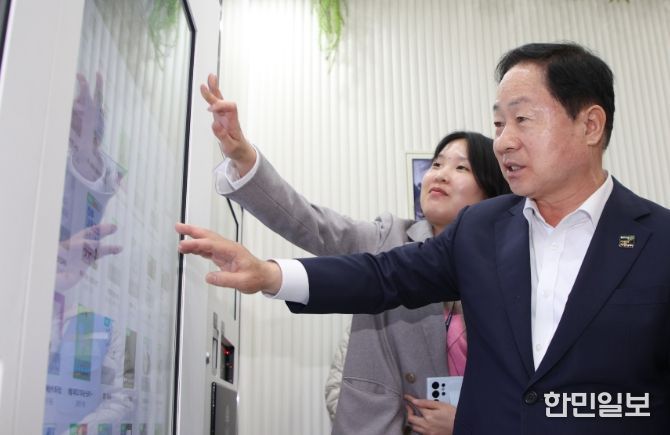 다산역 스마트도서관 서비스를 시연 중인 주광덕 시장