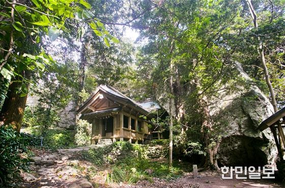 오키노시마 섬안의 신사(오키츠미야 본전)'