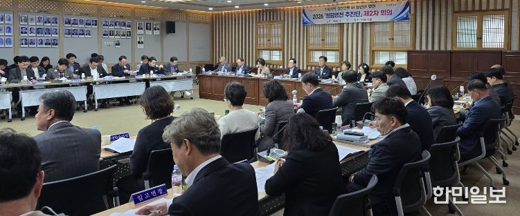 영천시 전 부서장들이 시청 대회의실에서 열린 맞춤형 청렴시책 이행계획 보고회에 참여하고 있다.