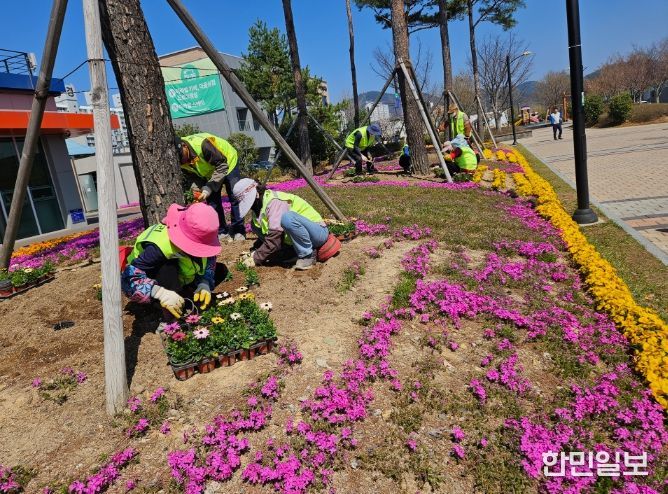 ,다채로운 봄꽃 식재로 쾌적한 공원환경 조성