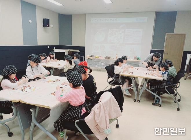 생생직업체험모습(쇼콜라티에, 초콜릿만들기체험)