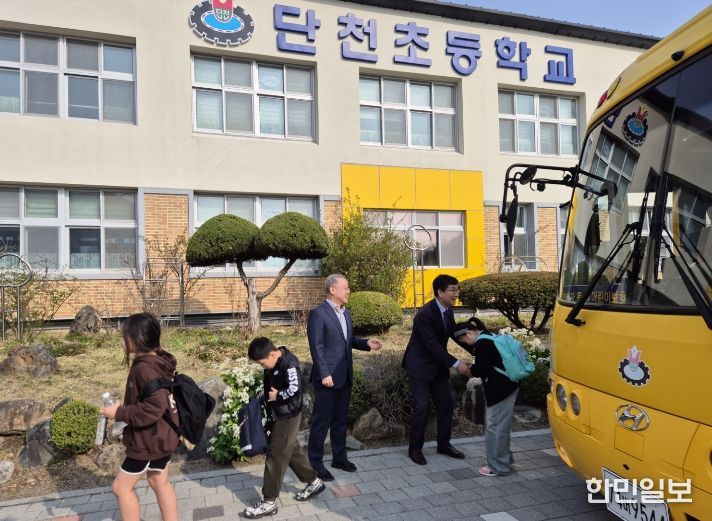 윤건영 충북교육감, 단양 한국호텔관광고·단천초 방문