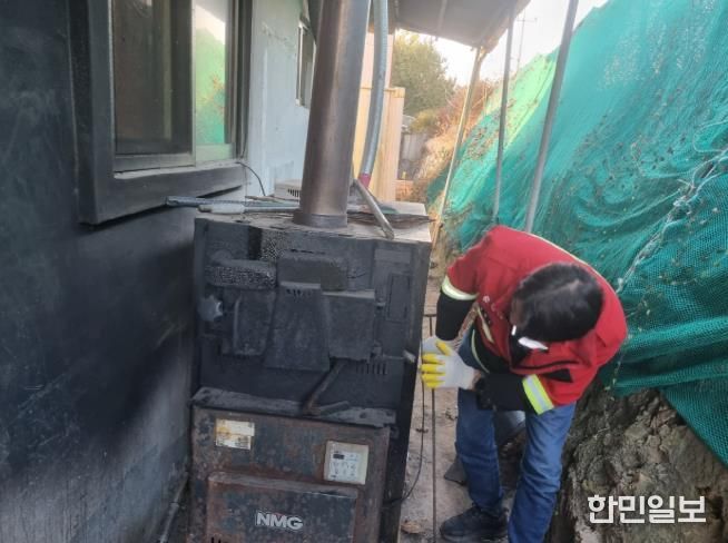 시 관계자가 산불 예방을 위해 화목보일러를 점검하고 있다