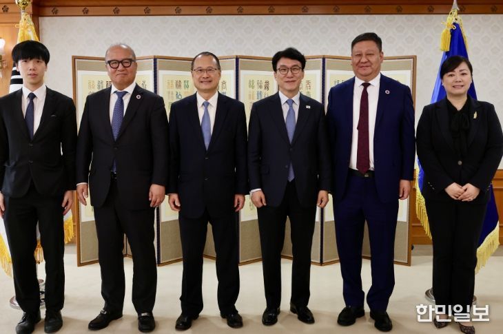 김민석 국무총리가 2일 세종대로 정부서울청사에서 조나단 초이 홍콩 중화총상회장을 접견, 인사 및 환담을 나누고 있다.(국무조정실)