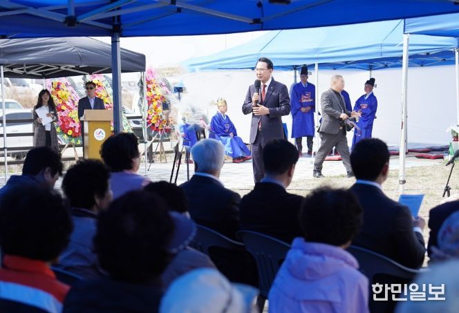 제36회 검은여 제례 진행하는 사진