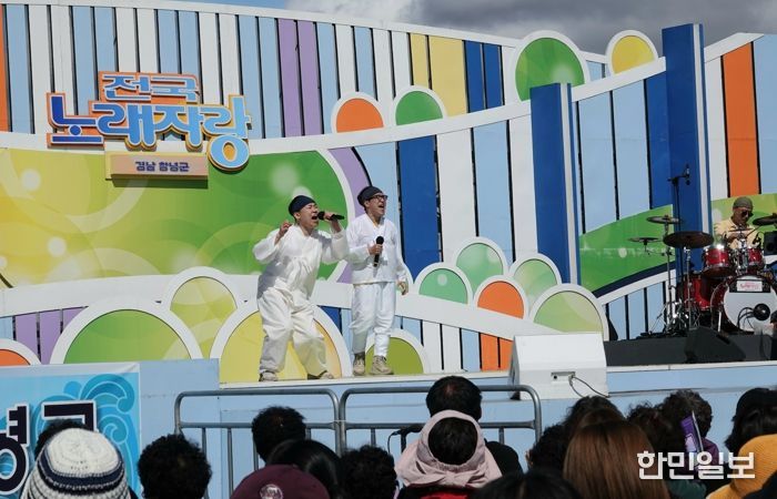 전국노래자랑 창녕군편에서 참가자들의 개성있는 무대가 펼쳐지고 있다.