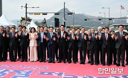 오세훈 서울시장이 4일(토), ‘2026년 부활절 퍼레이드’에서 참석자들과 기념 촬영하고 있다.
