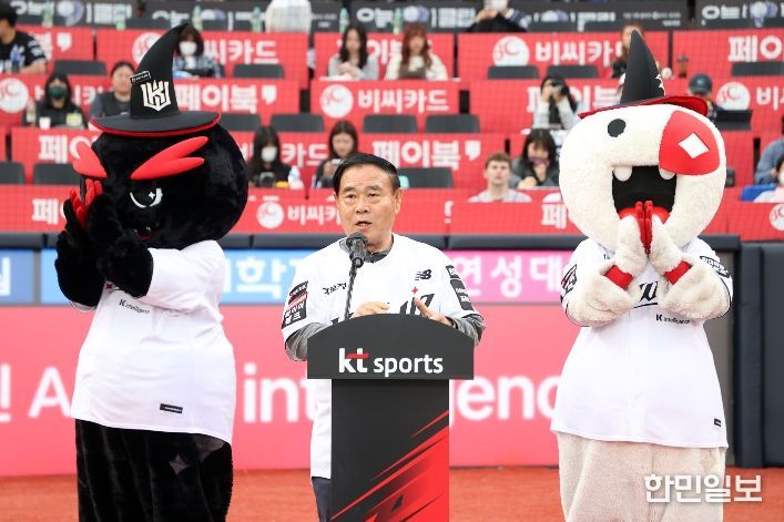 이재식 수원특례시의회 의장이 3일 수원KT위즈파크에서 열린 ‘kt 위즈 홈개막전’ 개막식에서 축사를 하고 있다. kt 위즈 마스코트와 함께 무대에 올라 인사말을 전하고 있다.
