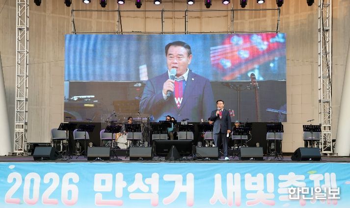 이재식 수원특례시의회 의장이 4일 만석공원에서 열린 ‘2026 만석거 새빛축제’ 개막식에 참석해 인사말을 하고 있다.