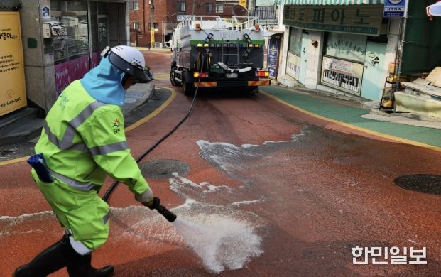 지난달 27일 학생 통학로에서 쓰레기를 수거하고 고압수를 사용한 물청소를 실시하고 있다