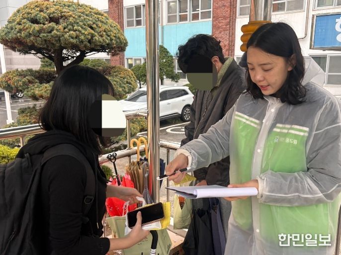 대전 서구의 한 검정고시 응시장에서 대전서구학교밖청소년지원센터 관계자들이 응원 선물을 전달하고 있다