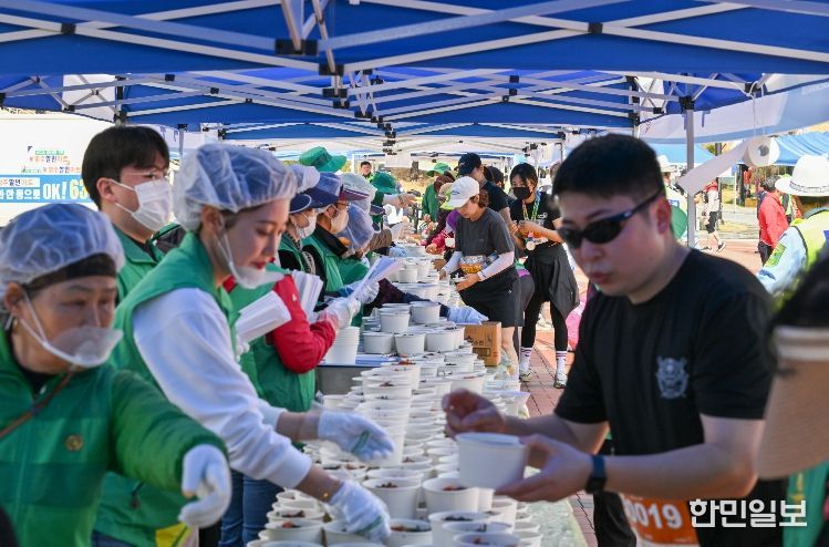 영주시 새마을회가 1만명 분 국수나눔을 하고 있다.