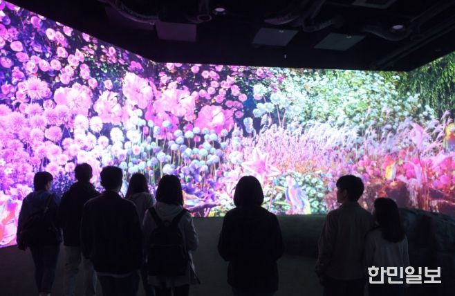 경주 동궁원 내 복합문화정원 ‘라원’ 전시관에서 관람객들이 AI 미디어아트로 구현된 ‘빛의 갤러리’를 감상하고 있다.