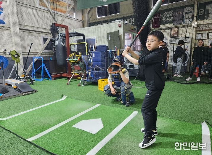 달성군청소년문화의집 체육동아리 운영(지난 4일 진행된 첫 활동 현장. 참여 학생들이 야구 전문 훈련장에서 캐칭 및 타격 연습에 매진 중인 모습.)