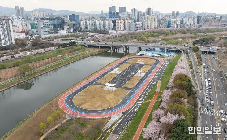 새롭게 조성된 목동교 하부 ‘육상·인라인 복합 트랙’ 전경