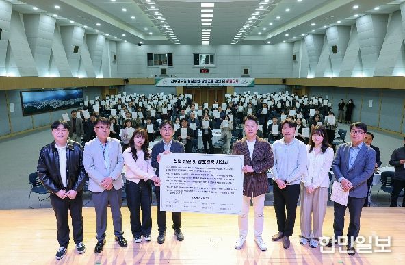 도봉구 직급별 대표 직원들이 청렴 실천 및 상호존중 서약서를 들고 사진을 찍고 있다