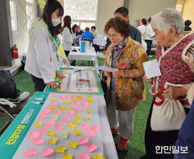군민들에게 비만예방 캠페인에 대해 설명하고 있다.