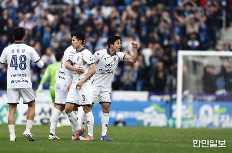 4월 5일 인천 원정경기에서 김천상무 고재현이 만회골을 넣고 세리모니를 하고 있다