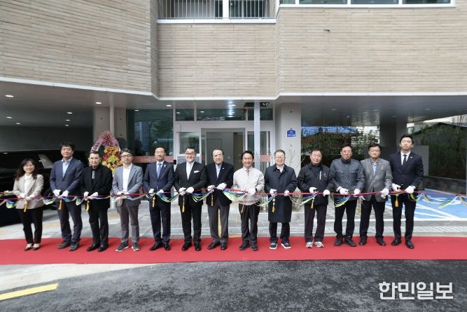 ‘구립가재울데이케어센터’ 준공식에서 이성헌 서대문구청장(오른쪽 여섯 번째) 등 참석자들이 기념 테이프를 자르고 있다.