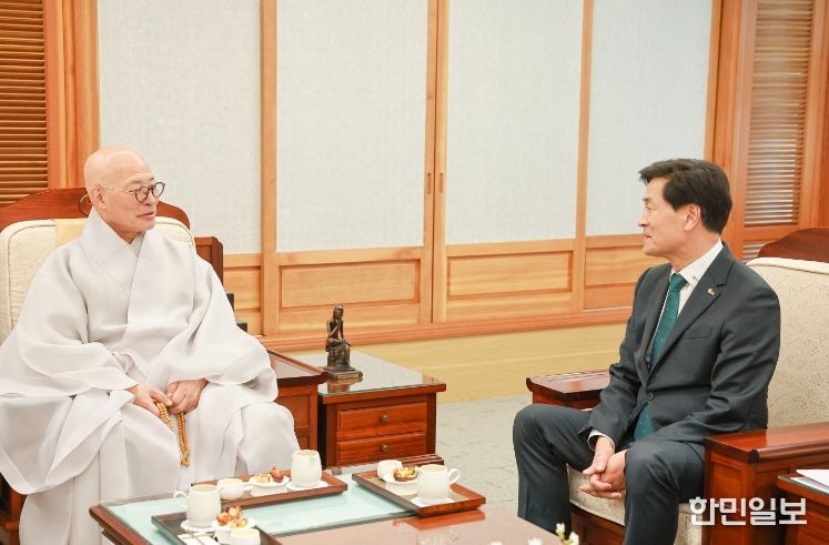 안병구 밀양시장이 조계종을 방문해 사명대사 선양사업에 논의하고 있다.