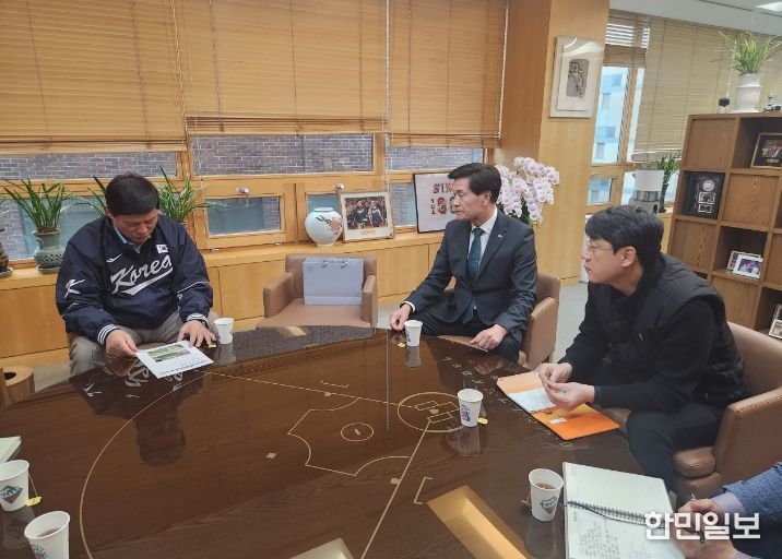 - 안병구 밀양시장과 허구연 한국야구위원회(KBO) 총재가 프로야구 2군 경기 유치를 위한 인프라 개선 방안에 대해 논의를 하고 있다.
