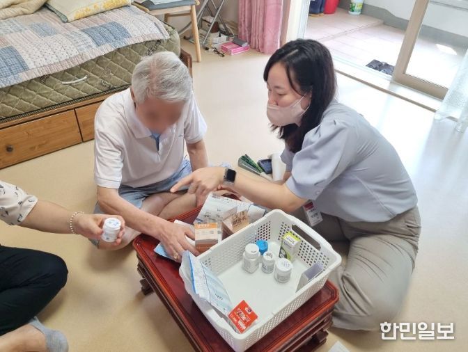 관악구 방문 약료 사업을 통해 다제약물 복용 어르신을 복약 지도하는 약사