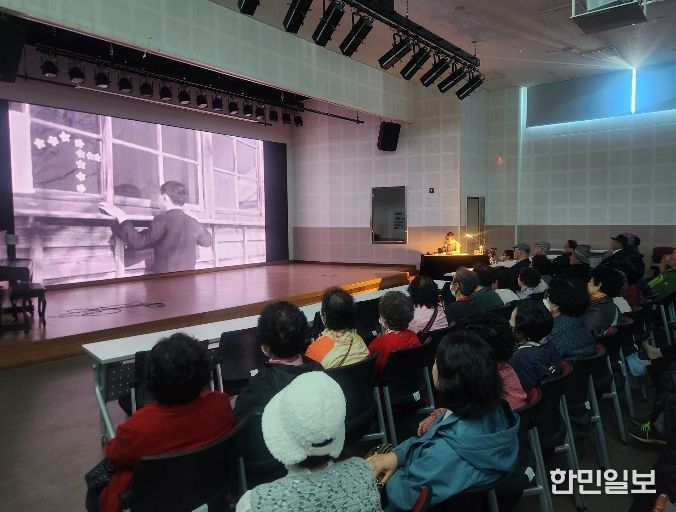 하동군, 어르신들 위한 “무성영화 변사 공연”