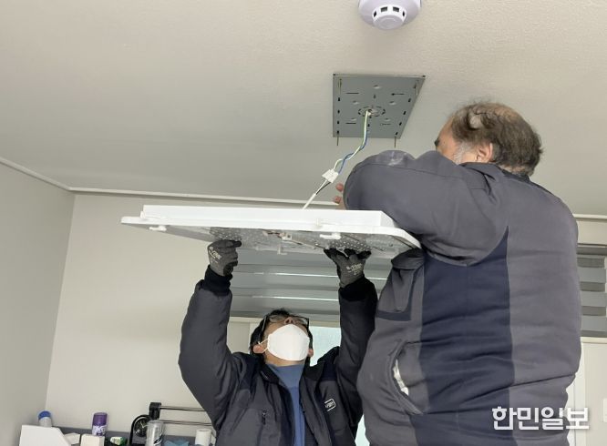 주거복지사업단이 효자손플러스 서비스를 통해 LED등 교체 작업을 하고 있다.