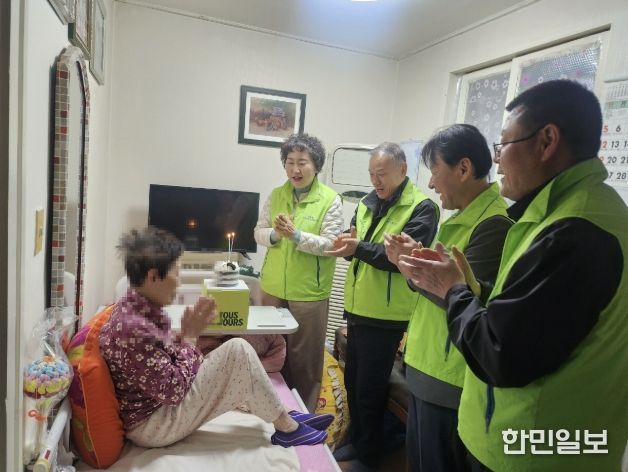 인창동 지역사회보장협의체 위원들이 생신을 맞은 어르신 가정을 방문해 축하하고 있다.