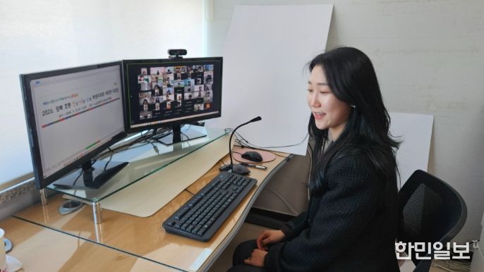 강북 초등 학생자치회 대표들이 8일 비대면으로 열린 '2026 초등 학생자치회 다모임'에서 동평초 금희경 교사 특강을 듣고있다.