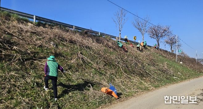 홍성군 갈산면 남·여 새마을 지도자 새봄맞이 환경정화 펼쳐