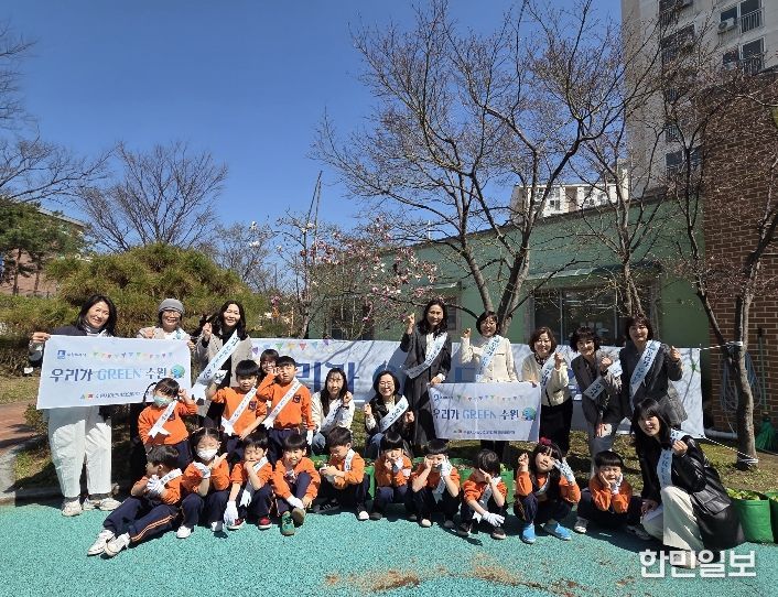 수원시어린이집연합회 국공립분과와 수원시 관계자, 영유아 등이 환경캠페인을 전개하고 있다.