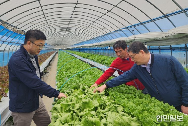 여수시가 학교급식에 여수산 친환경농산물 공급 확대를 위해 농가 순회 방문하고 있다.