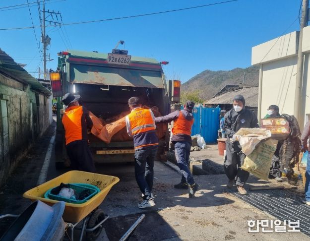 동복면 독거노인 가구에서 진행된 주거환경 개선 활동 모습