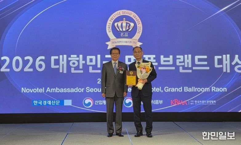 왼쪽부터 심사위원장 이훈영 경희대 교수, 평택시 이우진 농업기술센터소장