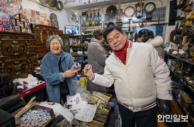 답십리 고미술상가 내 한 상인과 인사하는 이필형 동대문구청장