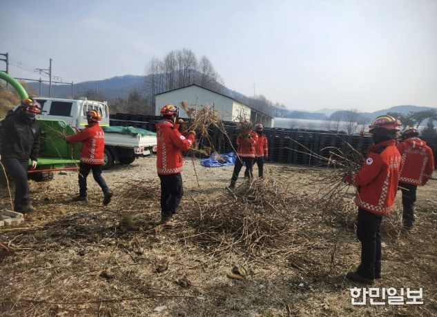 용문 양묘사업소에서 영농부산물 파쇄작업 진행