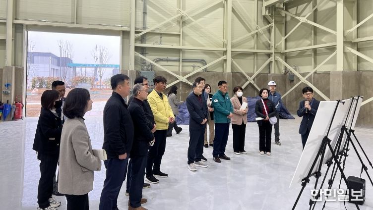 밀양시 관계자와 결산검사위원들이 수소환경 소재·부품 기업지원센터를 방문해 사업 현황을 청취하고 있다.