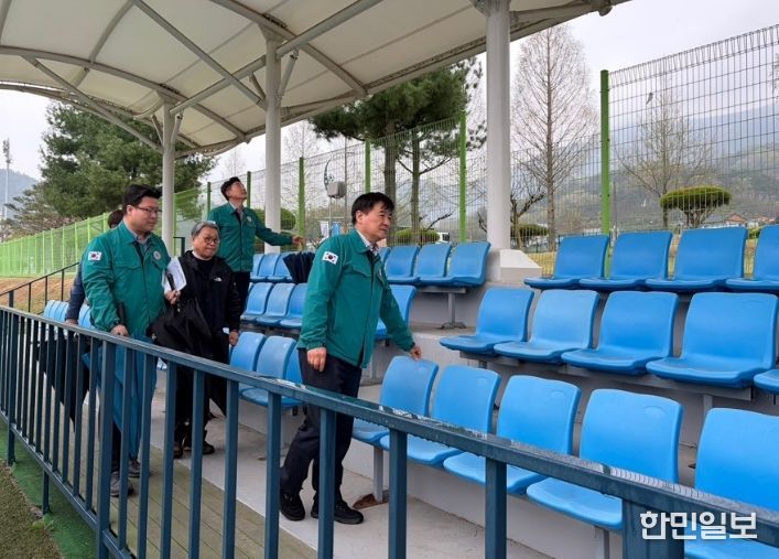 군과 시설관리공단이 함께 경기장을 점검하고 있다.