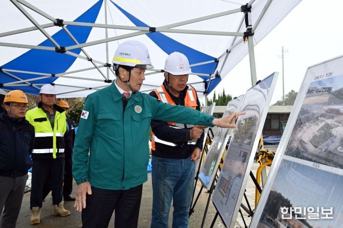 안병구 밀양시장이 밀양역 재건축 현장을 방문해 관계자로부터 공사 현황에 대한 설명을 듣고 있다.