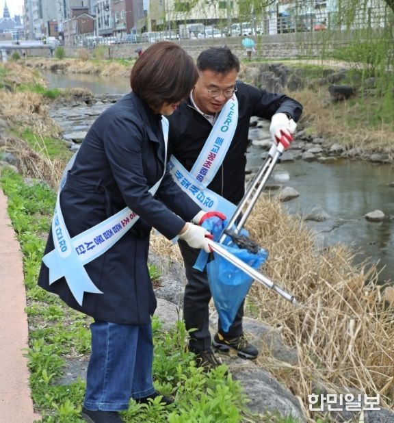 수원시 팔달구 매교동, '우리동네 새빛 새단장' 수원천 대청소 실시