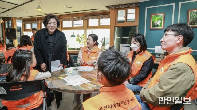 26년 3월 과천시종합자원봉사센터 가족봉사단 발대식에서 시민들과 인사 나누고 있