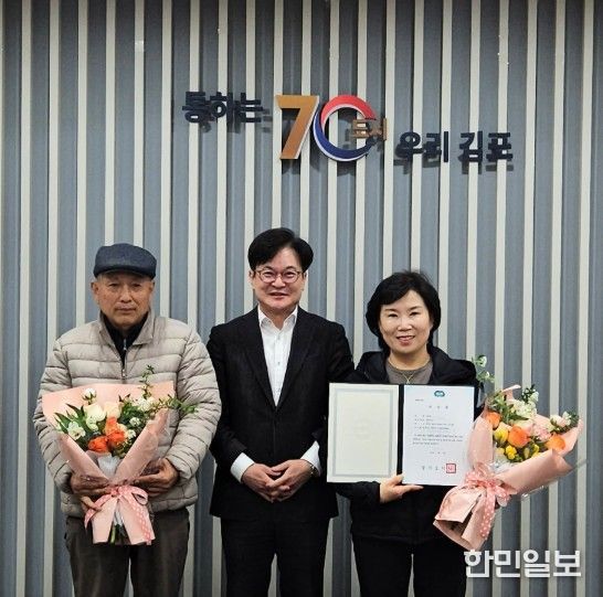 김병수 시장이 이수증 수여 후 기념촬영을 하고 있다.