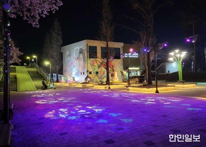 고양관광정보센터 인근 보랏빛 조명