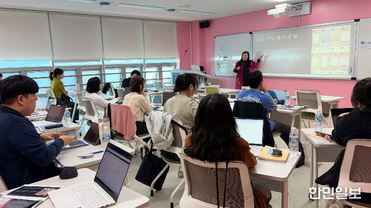 중고등학교 교사들이 10일 울산교육연구정보원 교육연구지원센터에서 '질문 중심 학습' 연수를 듣고있다.