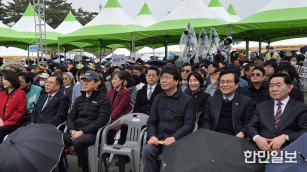 강석주 의원(오른쪽에서 두 번째)이 행사에 참석하고 있다.